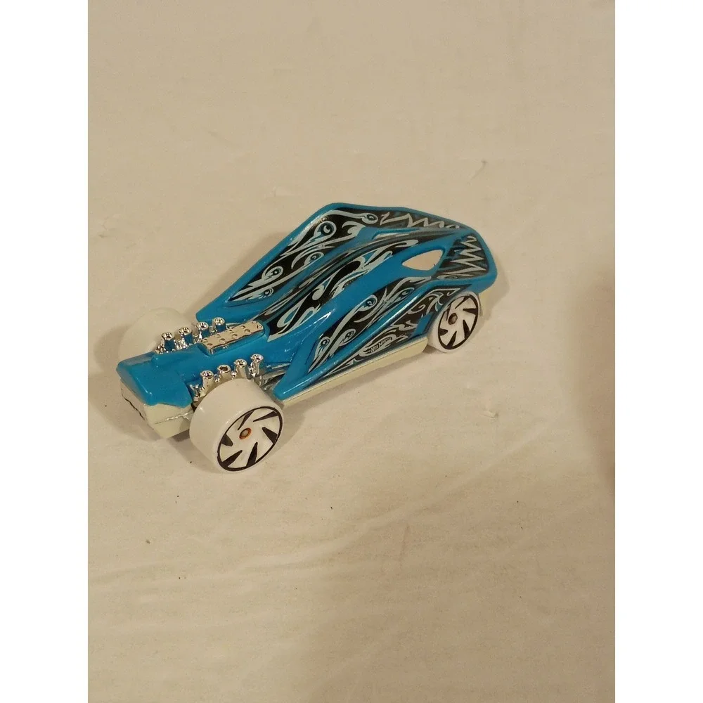 Hot Wheels Super Stinger Blue Tribal Flames Chrome Engine FJX42 2017 Mattel